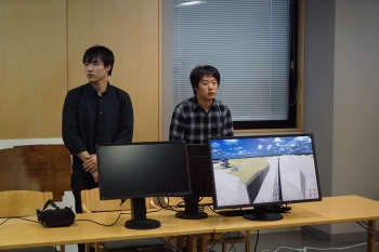 小諸城VRシステムの紹介をする学生
