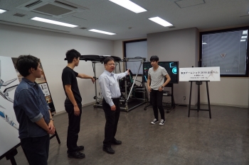 コクピットの紹介をしている様子