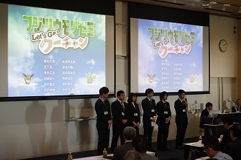 登壇して発表するチーム「Let’s go くーちゃん」