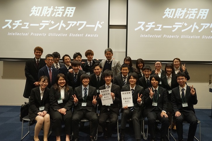 森教授（写真後列中央）とスチューデントアワードに出場した2チーム