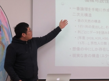 学生が説明する様子