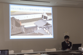 発表する高寺さん（企業情報学部３年）