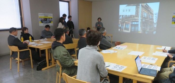 公開発表会で発表する様子
