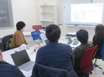 成果披露のプレゼンをする学生