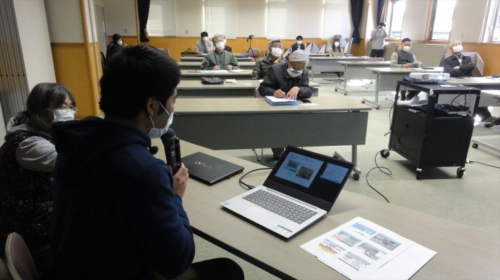 学生からの報告の様子