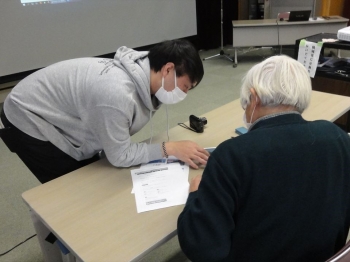 学生がサポートする様子