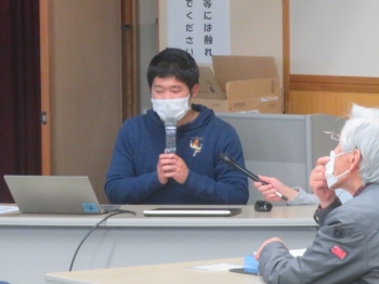 プレゼンする巻渕さん